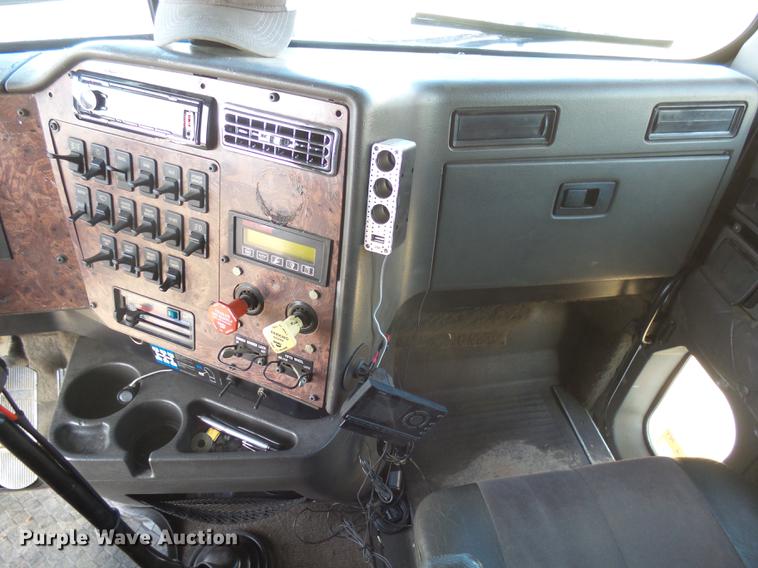 image for item DX9071 1999 International Eagle 9400 semi truck