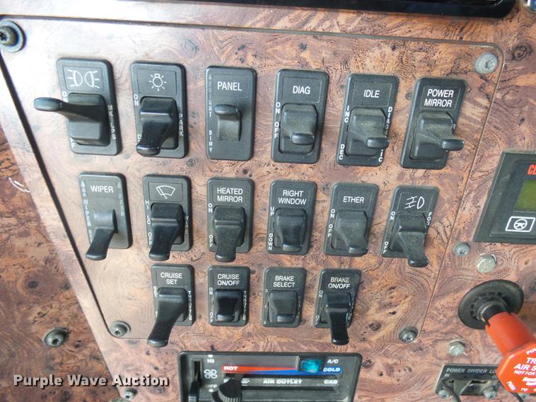 image for item DX9071 1999 International Eagle 9400 semi truck