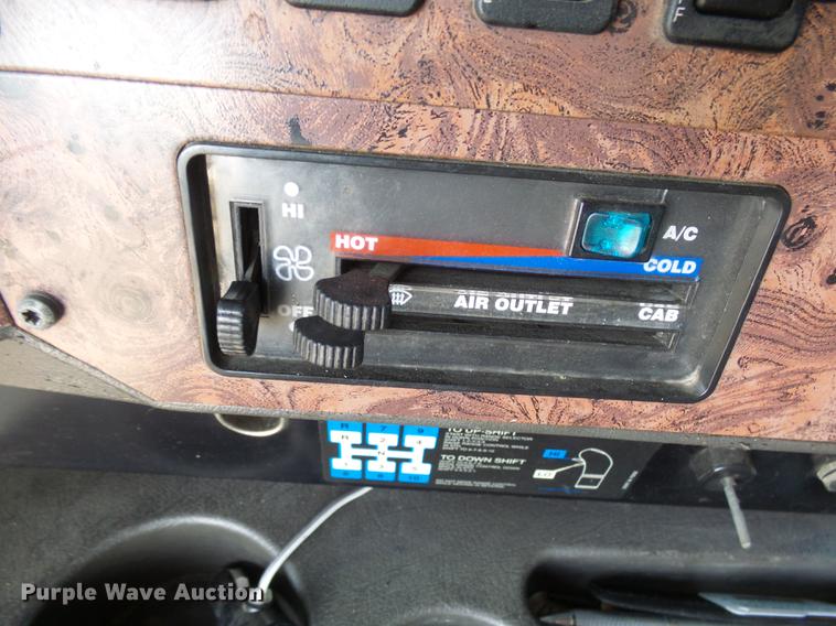 image for item DX9071 1999 International Eagle 9400 semi truck