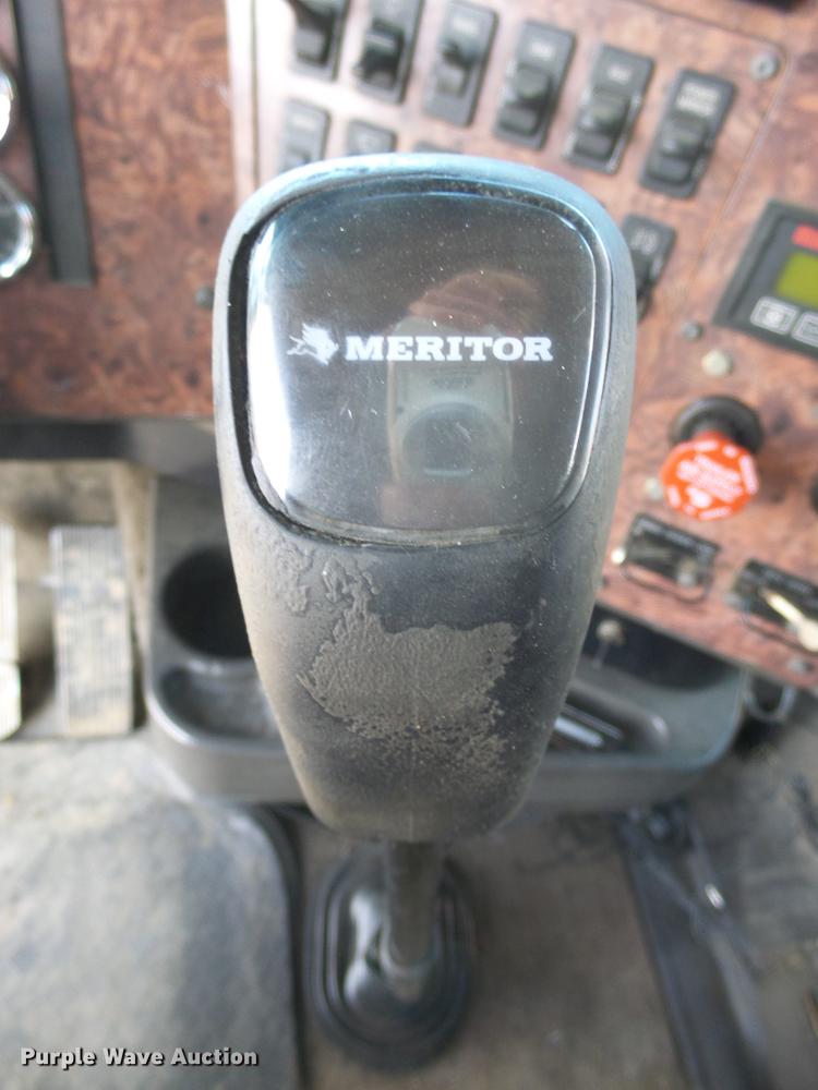 image for item DX9071 1999 International Eagle 9400 semi truck