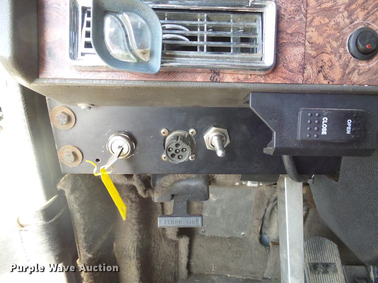 image for item DX9071 1999 International Eagle 9400 semi truck