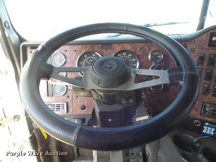 image for item DX9071 1999 International Eagle 9400 semi truck