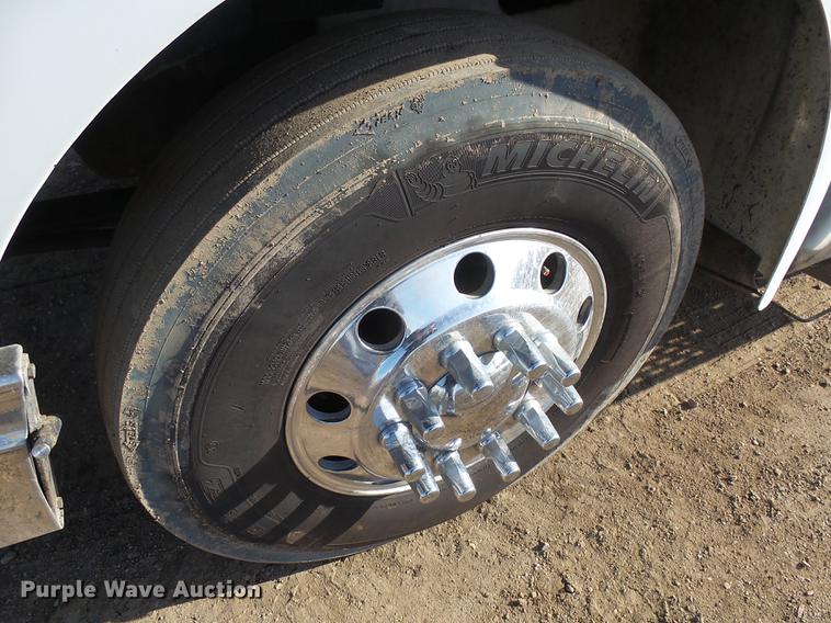 image for item DX9071 1999 International Eagle 9400 semi truck