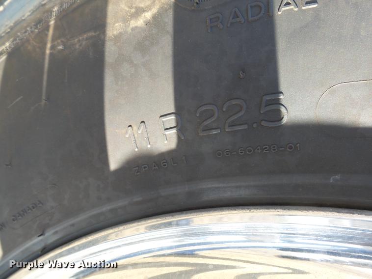 image for item DX9071 1999 International Eagle 9400 semi truck