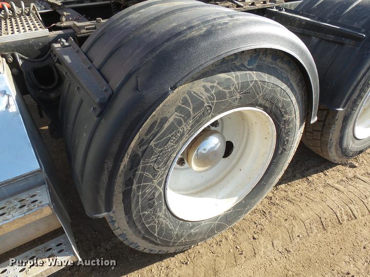 image for item DX9071 1999 International Eagle 9400 semi truck