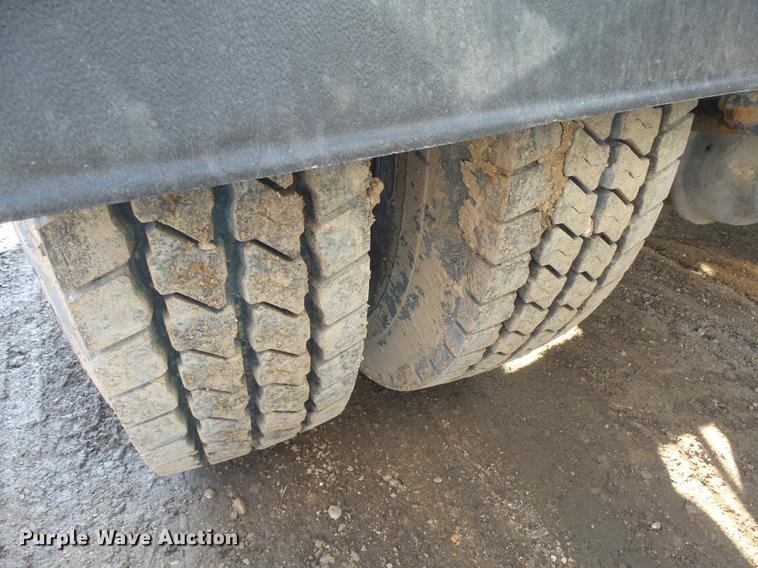 image for item DX9071 1999 International Eagle 9400 semi truck