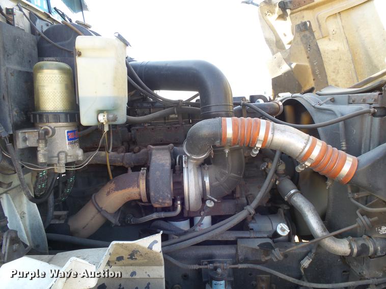 image for item DX9071 1999 International Eagle 9400 semi truck