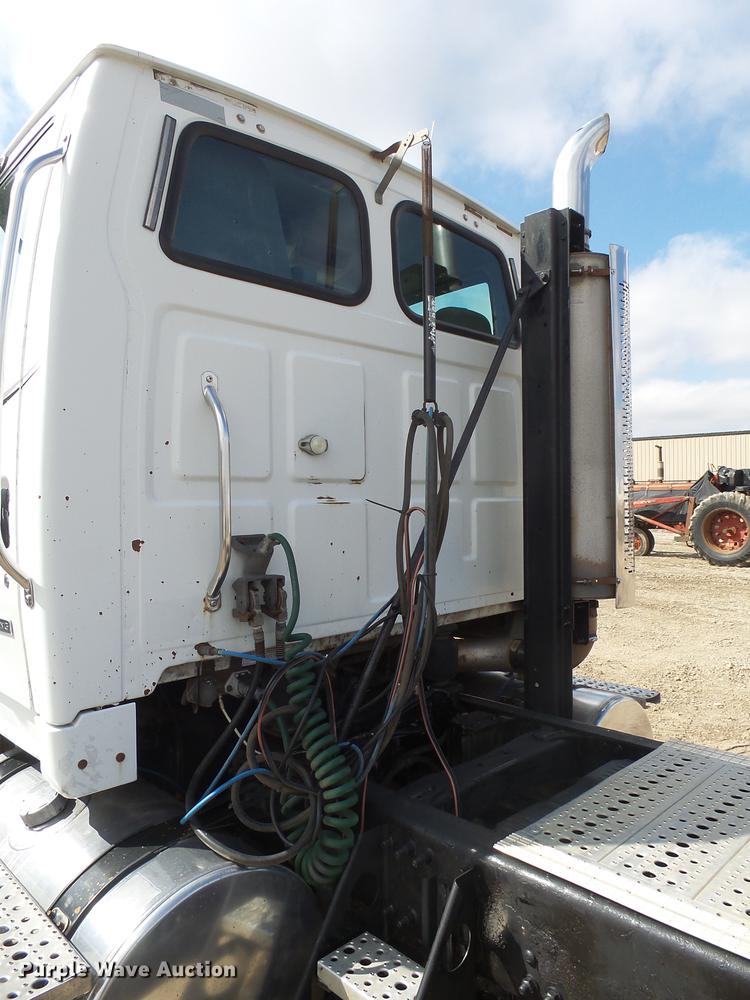 image for item DX9080 2005 Sterling A9500 semi truck