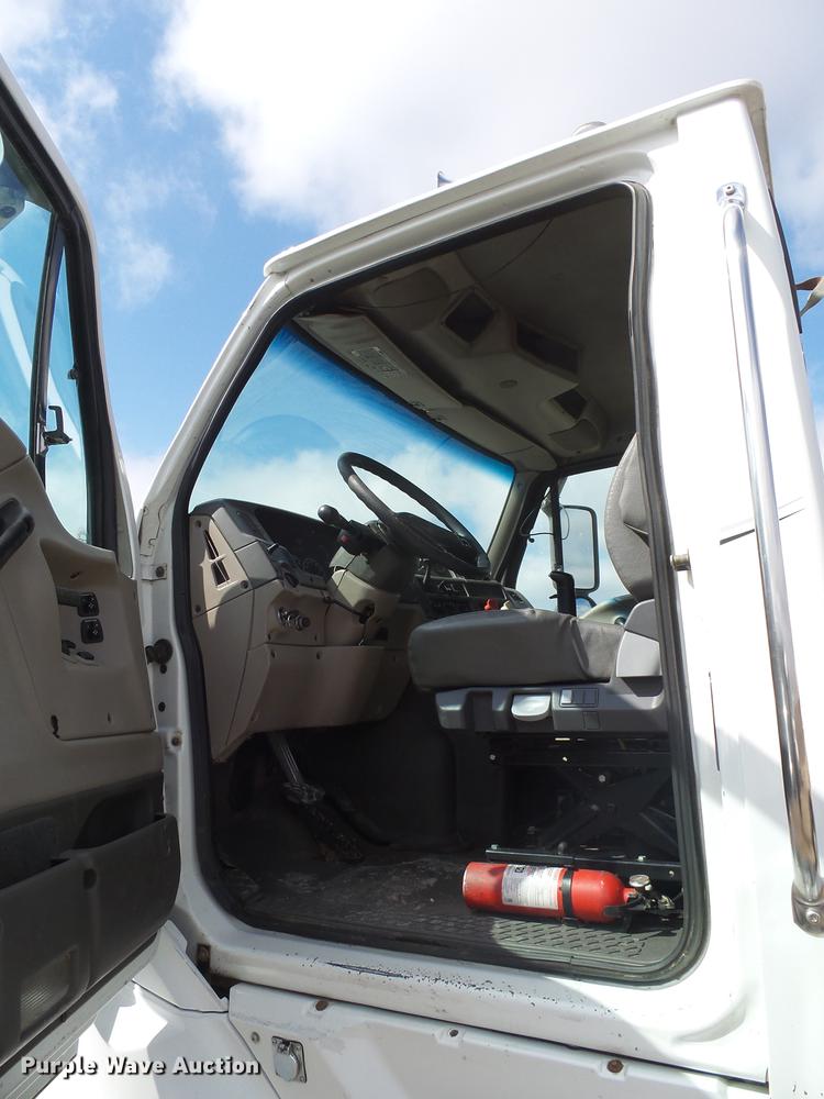 image for item DX9080 2005 Sterling A9500 semi truck