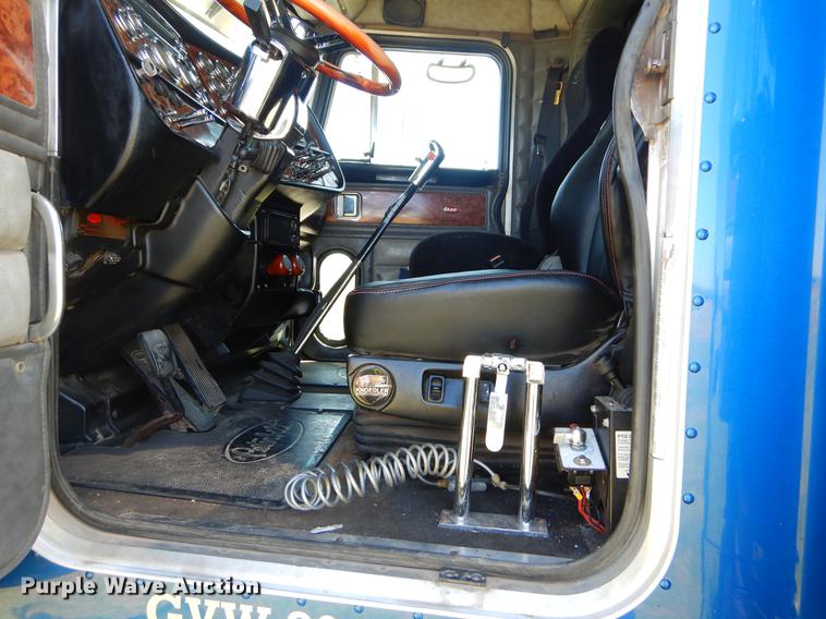 image for item EI9007 2003 Peterbilt 379 semi truck