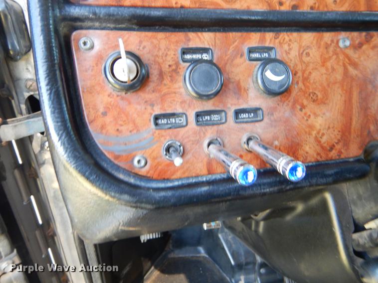 image for item EI9007 2003 Peterbilt 379 semi truck