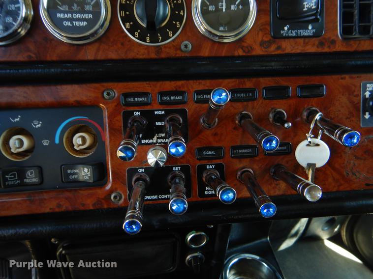 image for item EI9007 2003 Peterbilt 379 semi truck