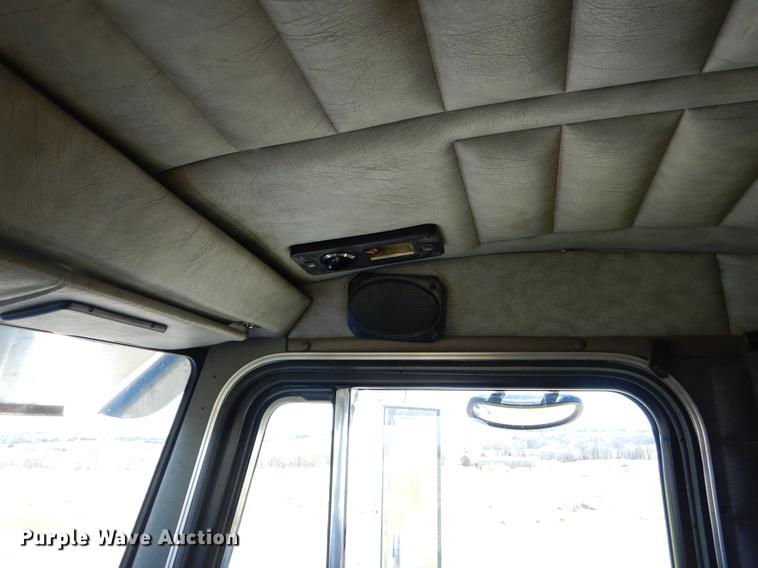 image for item EI9007 2003 Peterbilt 379 semi truck