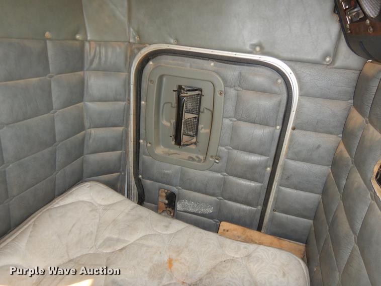 image for item EI9007 2003 Peterbilt 379 semi truck