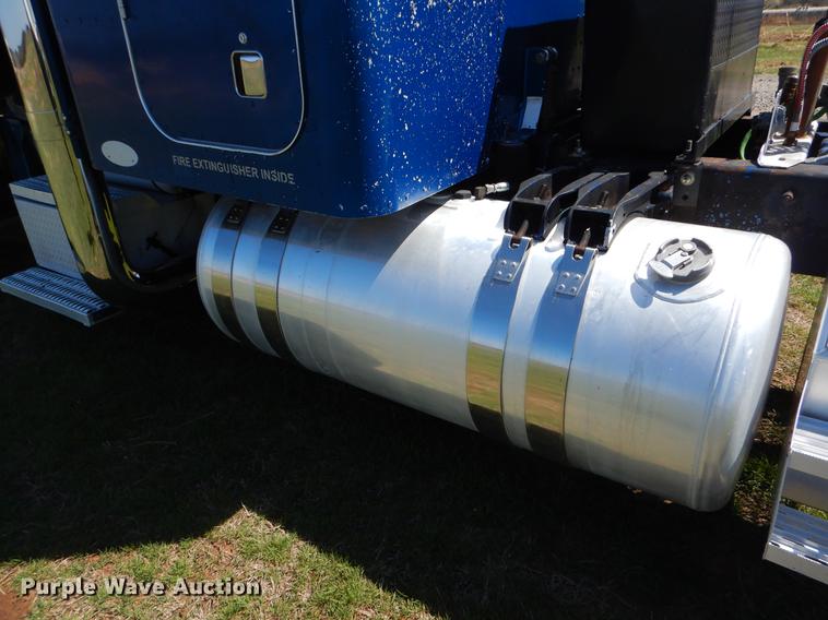 image for item EI9007 2003 Peterbilt 379 semi truck