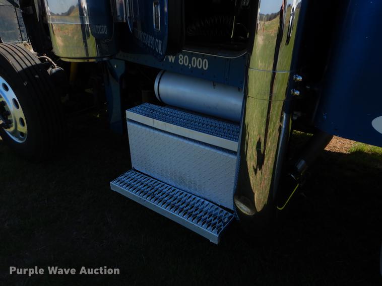 image for item EI9007 2003 Peterbilt 379 semi truck