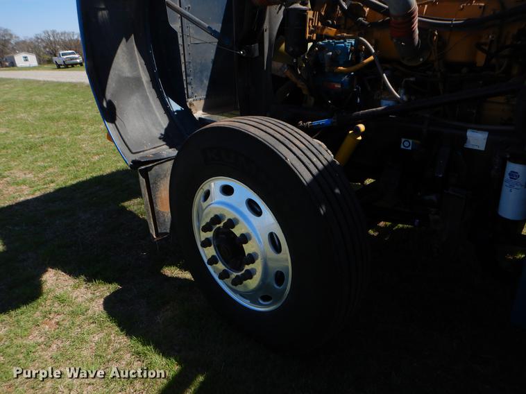 image for item EI9007 2003 Peterbilt 379 semi truck