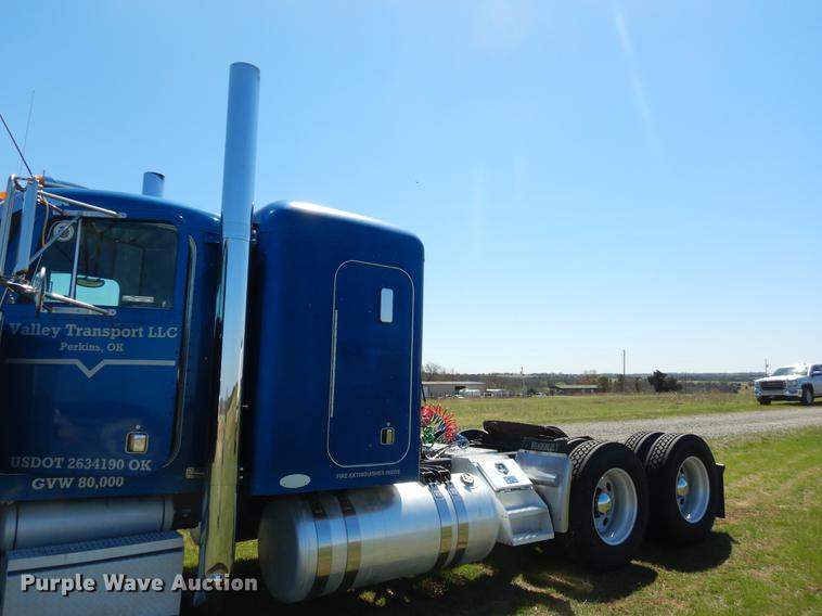 image for item EI9007 2003 Peterbilt 379 semi truck