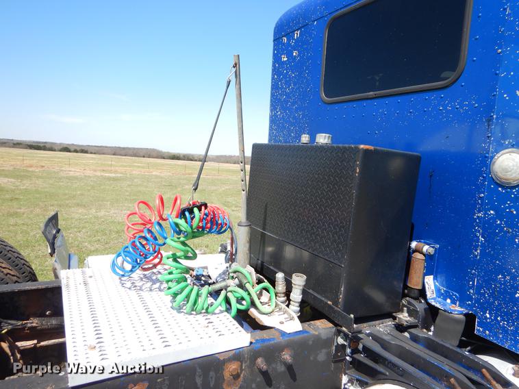 image for item EI9007 2003 Peterbilt 379 semi truck