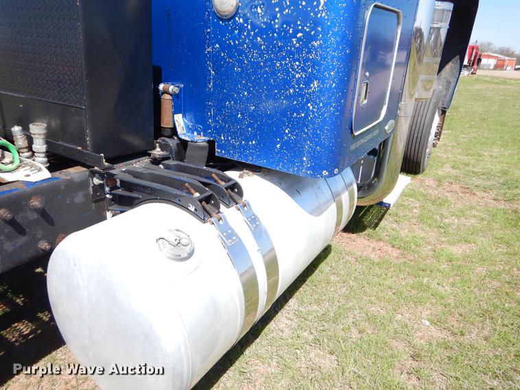 image for item EI9007 2003 Peterbilt 379 semi truck