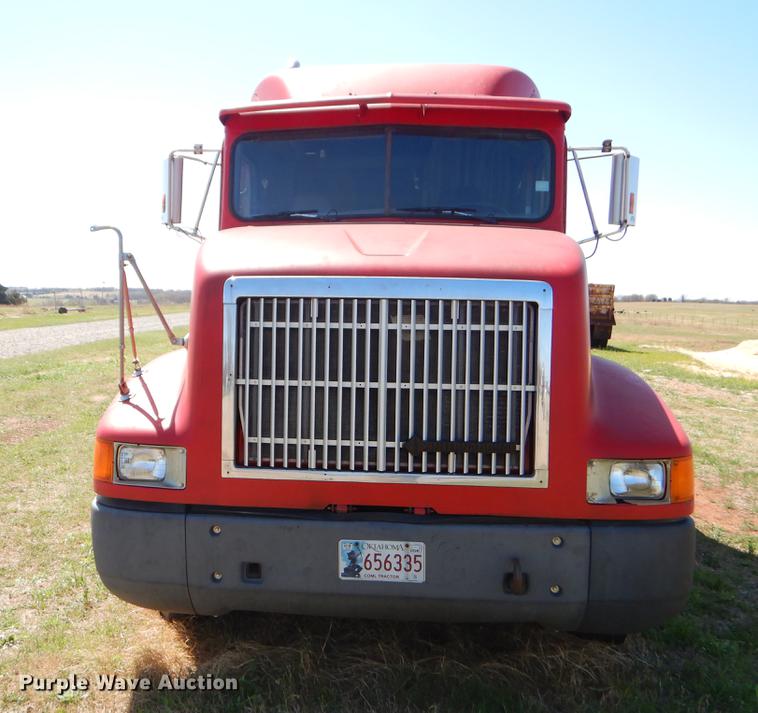 image for item EI9009 1995 International 9200 semi truck