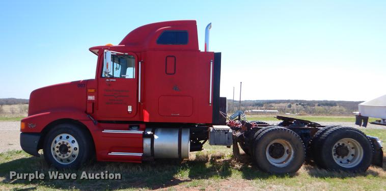 image for item EI9009 1995 International 9200 semi truck