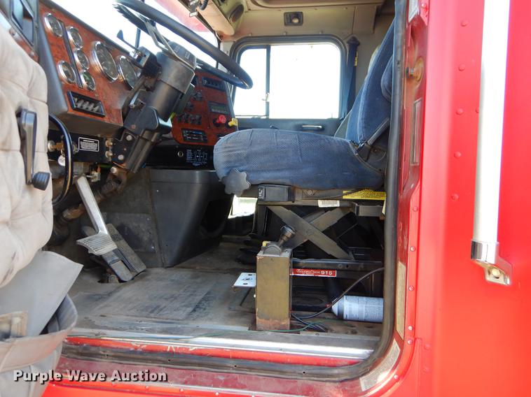 image for item EI9009 1995 International 9200 semi truck