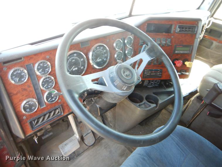 image for item EI9009 1995 International 9200 semi truck