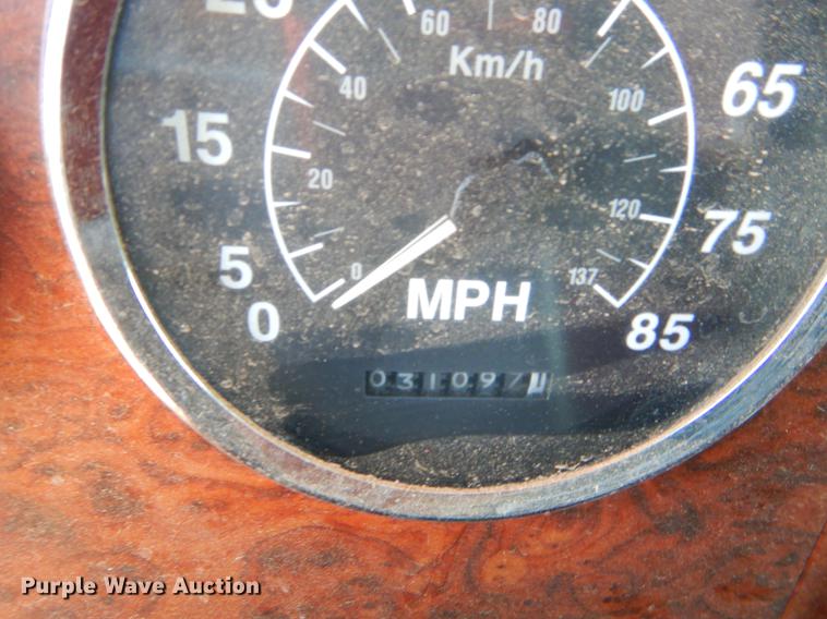 image for item EI9009 1995 International 9200 semi truck