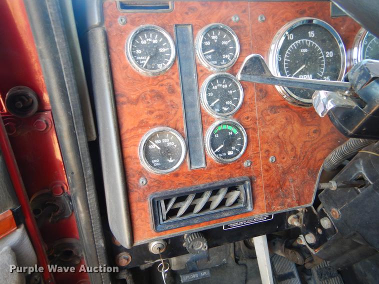 image for item EI9009 1995 International 9200 semi truck