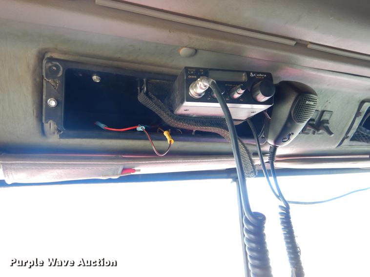 image for item EI9009 1995 International 9200 semi truck