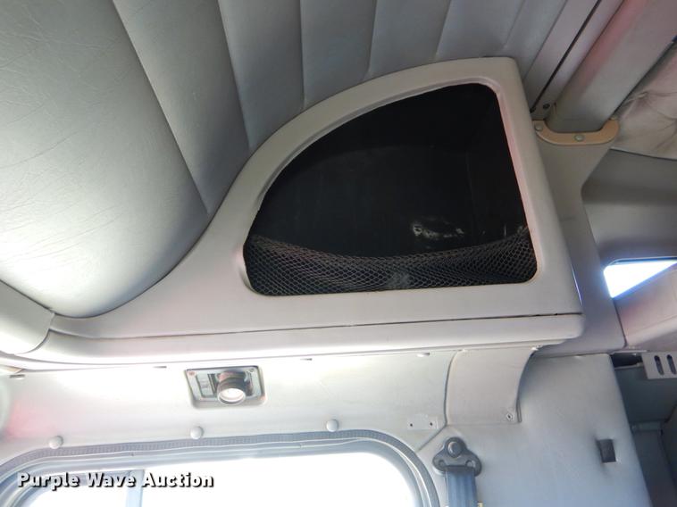 image for item EI9009 1995 International 9200 semi truck