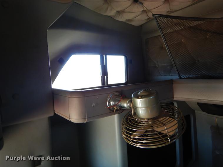 image for item EI9009 1995 International 9200 semi truck