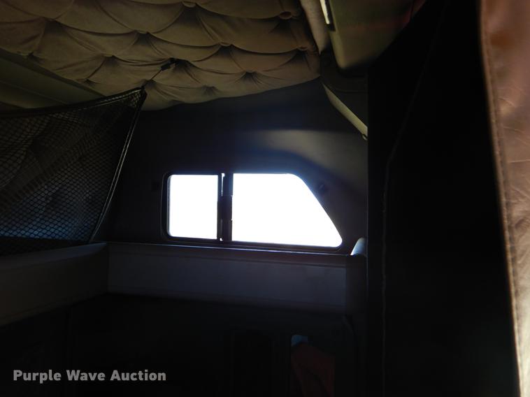 image for item EI9009 1995 International 9200 semi truck