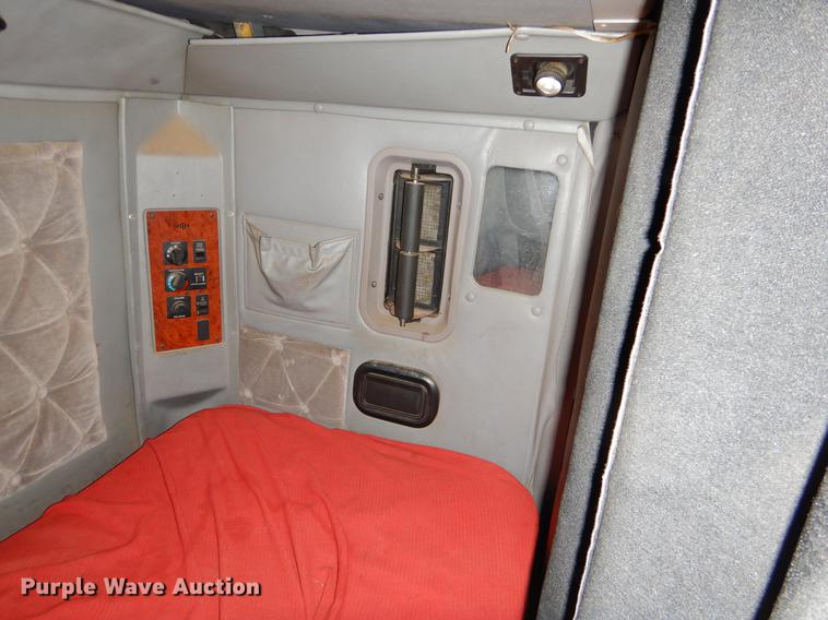 image for item EI9009 1995 International 9200 semi truck