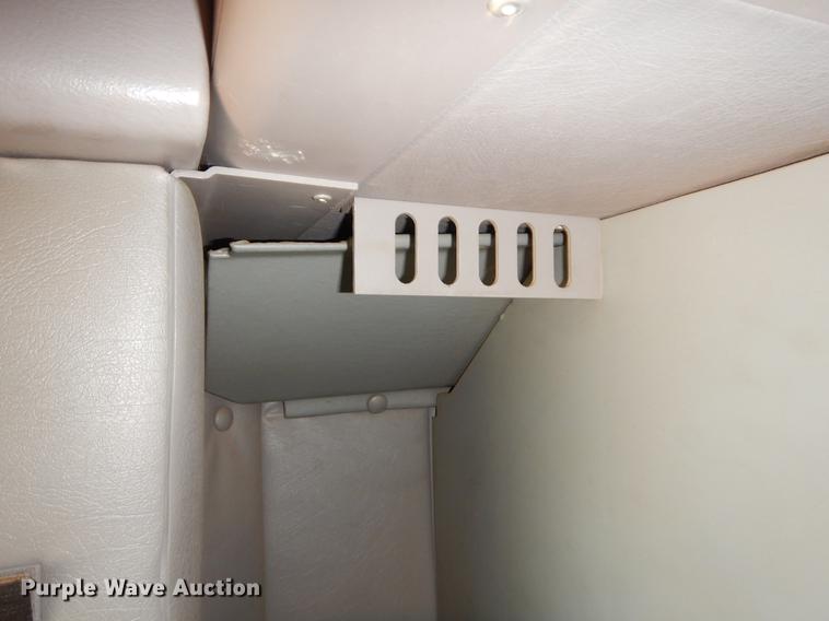 image for item EI9009 1995 International 9200 semi truck