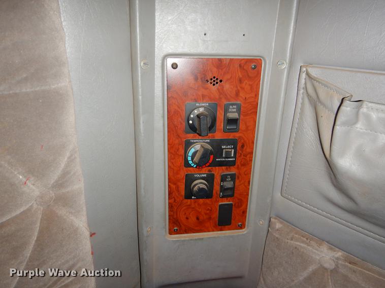 image for item EI9009 1995 International 9200 semi truck