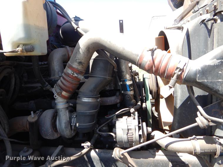 image for item EI9009 1995 International 9200 semi truck