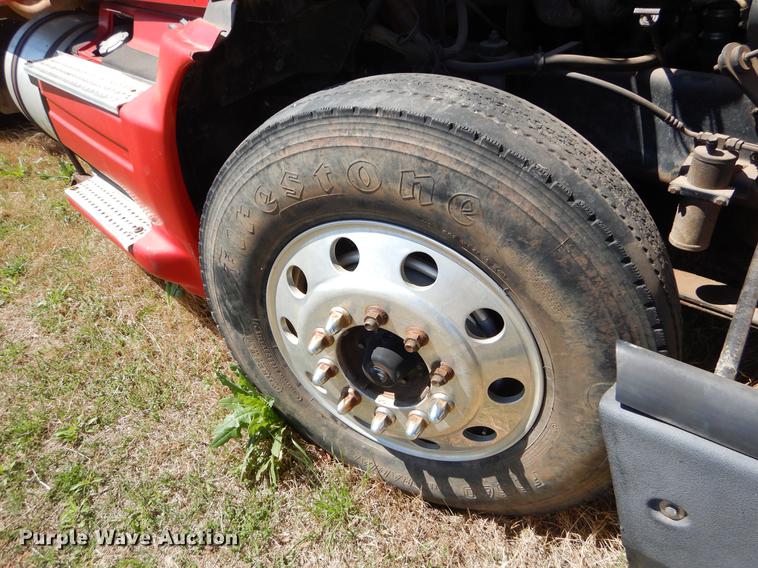 image for item EI9009 1995 International 9200 semi truck