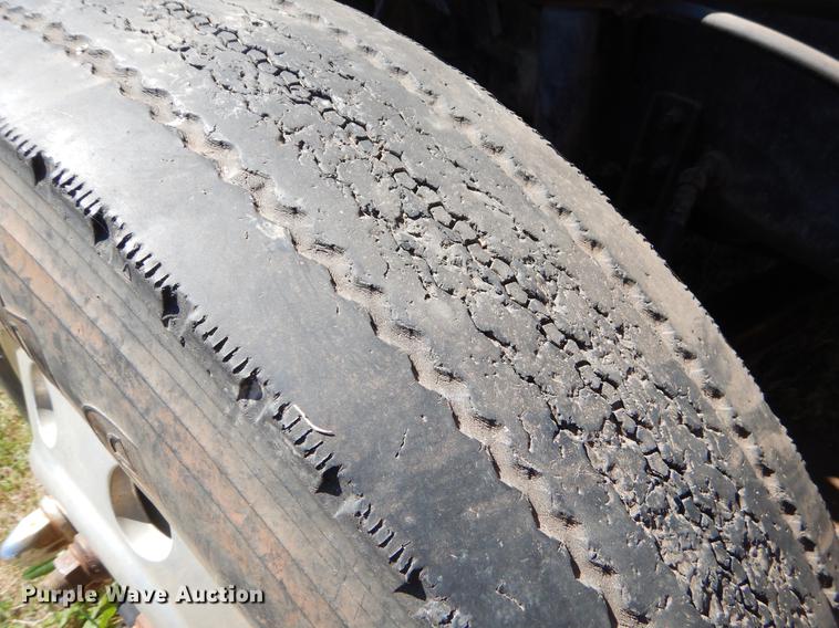 image for item EI9009 1995 International 9200 semi truck