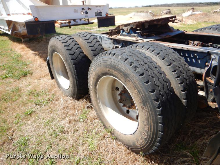 image for item EI9009 1995 International 9200 semi truck