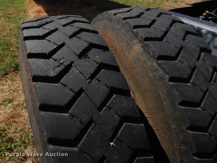 image for item EI9009 1995 International 9200 semi truck