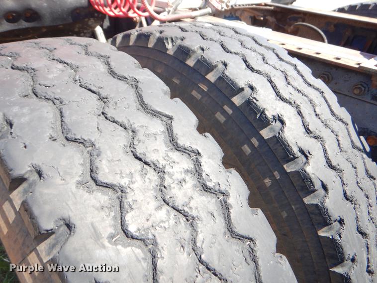 image for item EI9009 1995 International 9200 semi truck