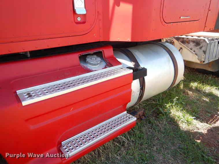 image for item EI9009 1995 International 9200 semi truck