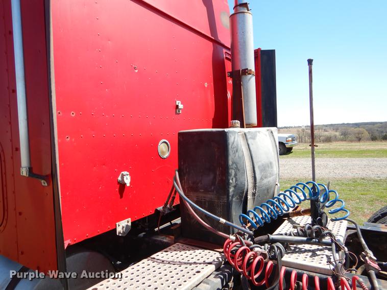 image for item EI9009 1995 International 9200 semi truck