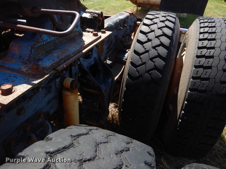 image for item EI9009 1995 International 9200 semi truck