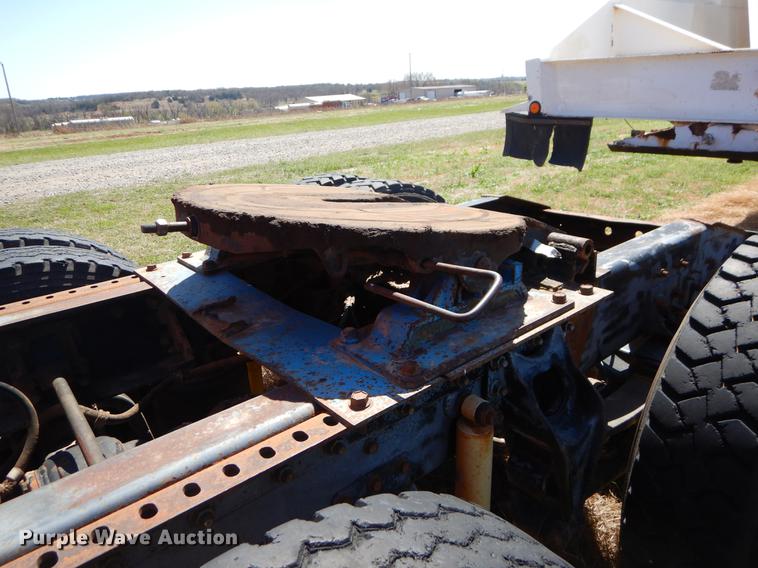 image for item EI9009 1995 International 9200 semi truck