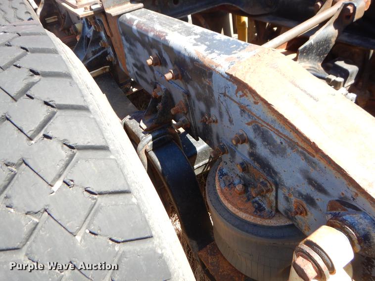 image for item EI9009 1995 International 9200 semi truck