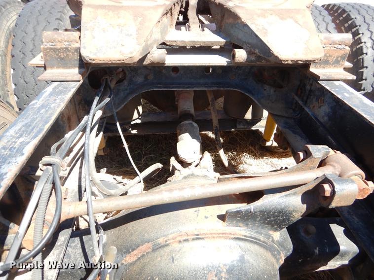 image for item EI9009 1995 International 9200 semi truck