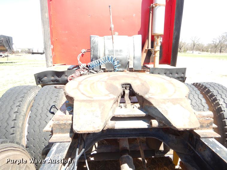 image for item EI9009 1995 International 9200 semi truck